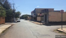 estacionamento-proibido-para-o-motorista-que-desce-a-rua-tres-proximo-a-padaria-e-sacoloes