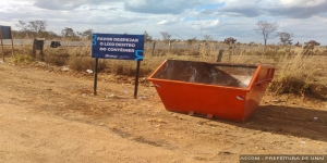 Entroncamento de estrada rural: PMU instala contentor e espera que chacareiros joguem lixo dentro