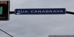 Placas trazem setas indicativas de sentido do trânsito